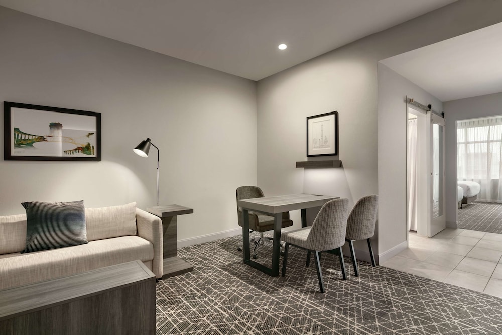 Embassy Suites by Hilton Atlanta Midtown - photo 15
