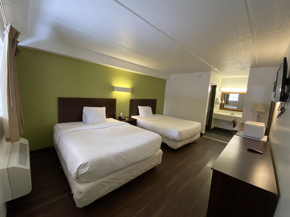 SkyLight Inn Cleveland Willoughby - photo 12