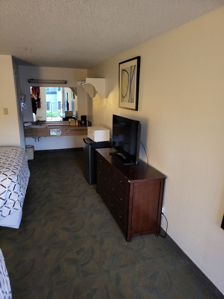 Smokey Point Motor Inn - photo 32