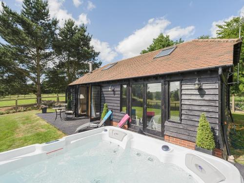 Toad Hall Cottage — 5-Star Luxury Hotel in Earls Colne, United Kingdom