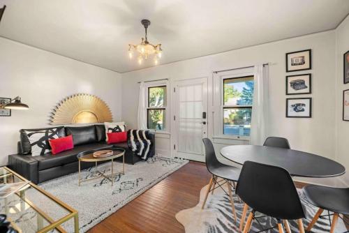 Stylish heart of Downtown Flagstaff Unit with HotTub in Flagstaff, United States