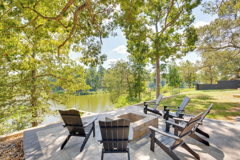 Lake O’ the Pines Retreat: Private Dock in Jefferson, United States