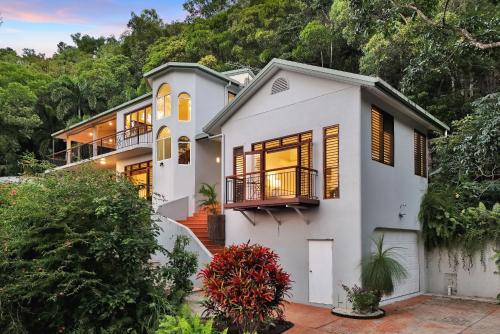 The Ferns Villa Serene Rainforest Retreat with Ocean Breezes — 4-Star Luxury Hotel in Clifton Beach, Australia