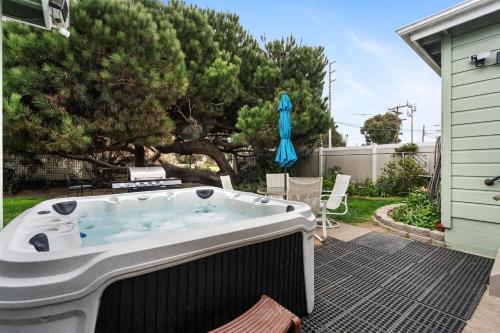 O Side Beach Bungalow with Jaccuzi Blocks to beach — 4-Star Luxury Hotel in Oceanside, United States
