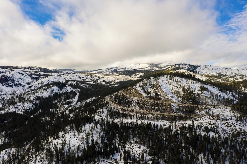 Flurry by Avantstay Tahoe Donner Home w Access to Northstar Resort Community - photo 12