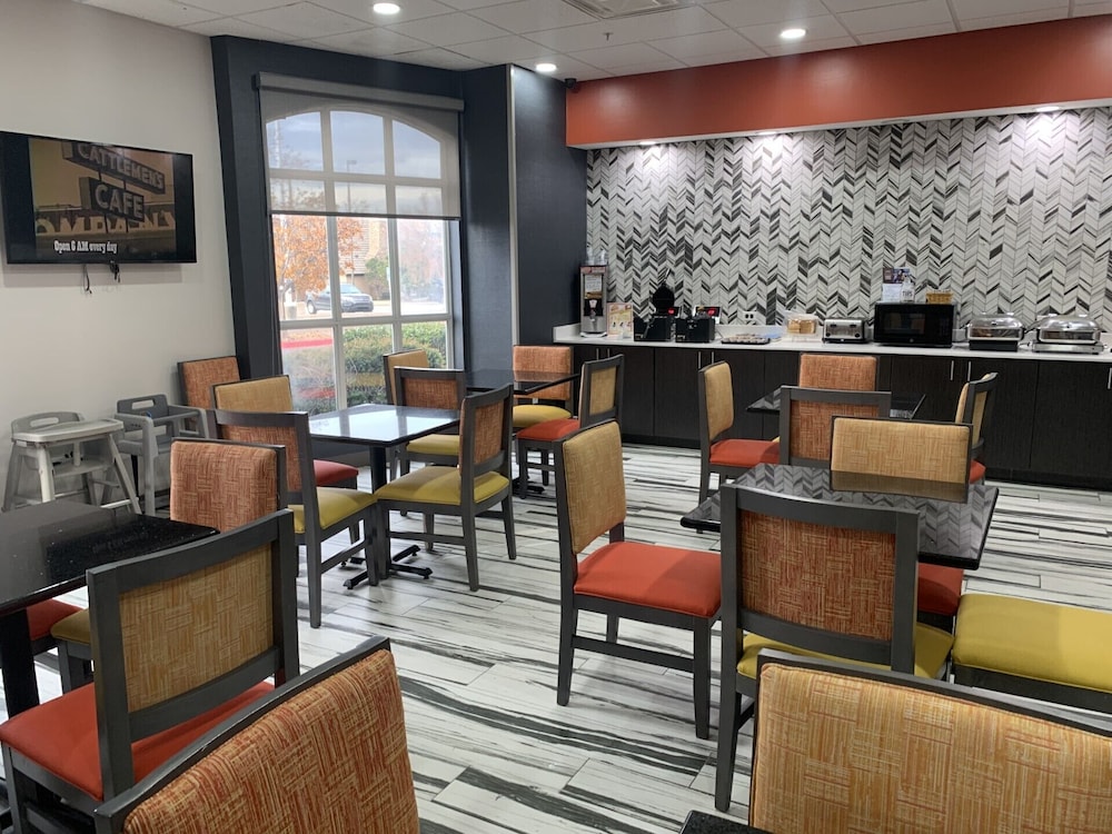 La Quinta Inn & Suites by Wyndham OKC North Quail Springs - photo 40