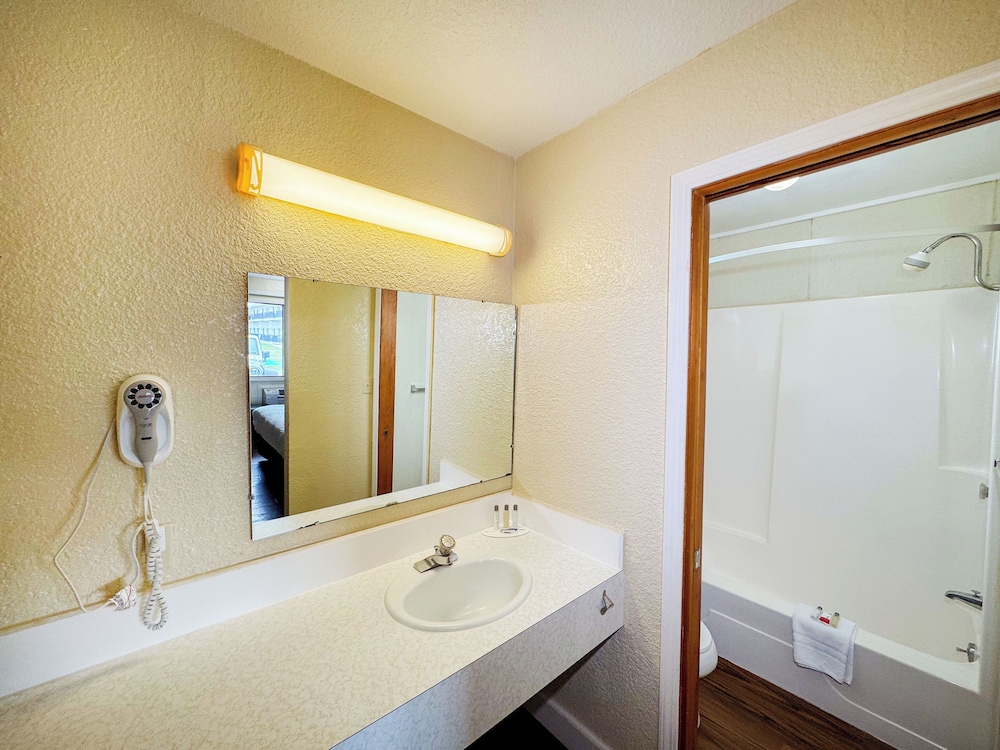 Days Inn by Wyndham Mackinaw City Lakeview - photo 26