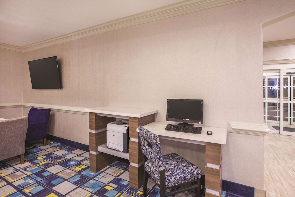 La Quinta Inn and Suites by Wyndham Lake Charles Casino Area - photo 3