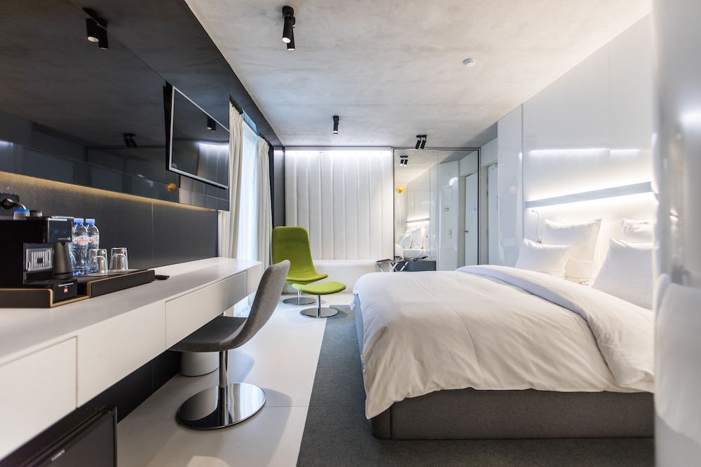 The Grove Design Hotel