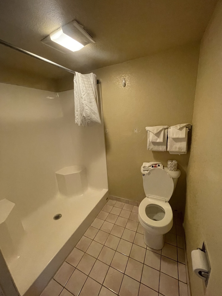 Travelodge by Wyndham Farmington Hwy 64 - photo 27