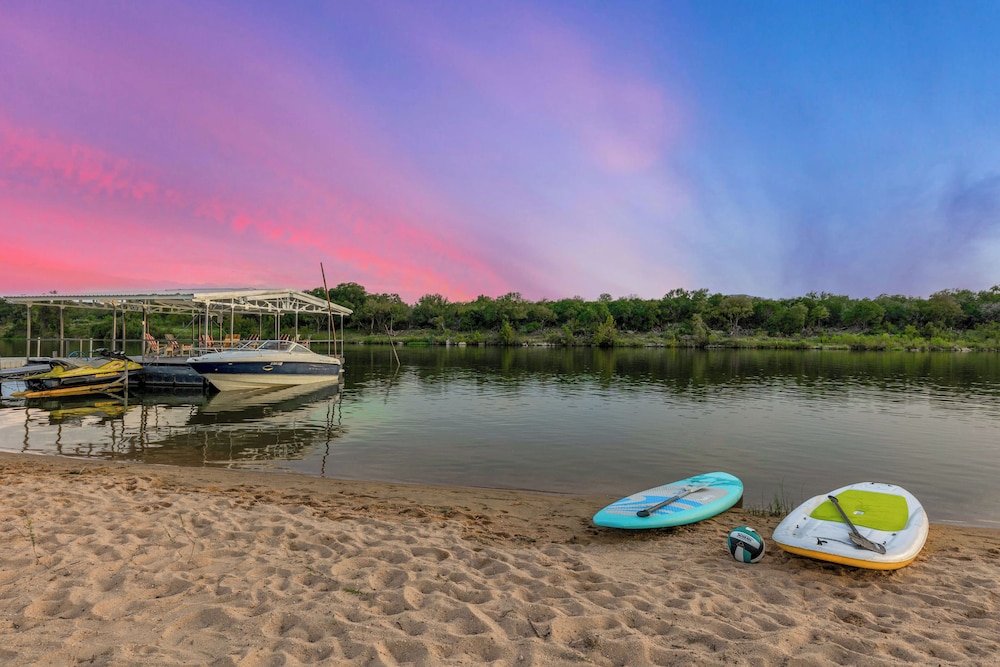 Beach House 2 on Lake Lbj Sleeps 24 — 4-Star Luxury Hotel in Marble Falls, United States
