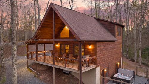 Deer Run I Dog Friendly Hot Tub Fire Pit Sleeps 6 in Morganton, United States
