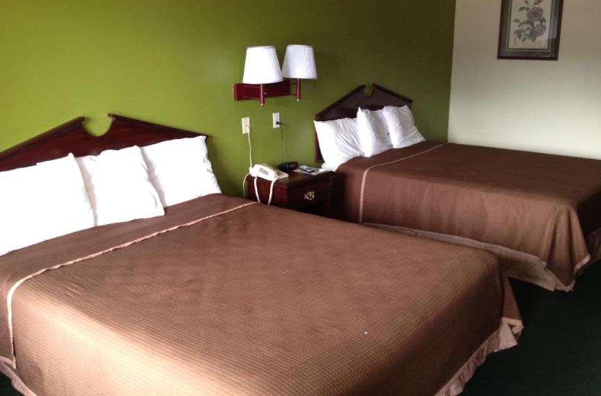 Howard Johnson by Wyndham Grand Prairie Near Lone Star Park - photo 17