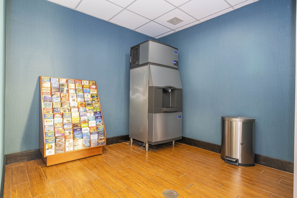 Hampton Inn Spring Hill - photo 51