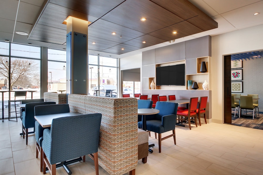 Holiday Inn Express & Suites Galesburg by IHG - photo 50