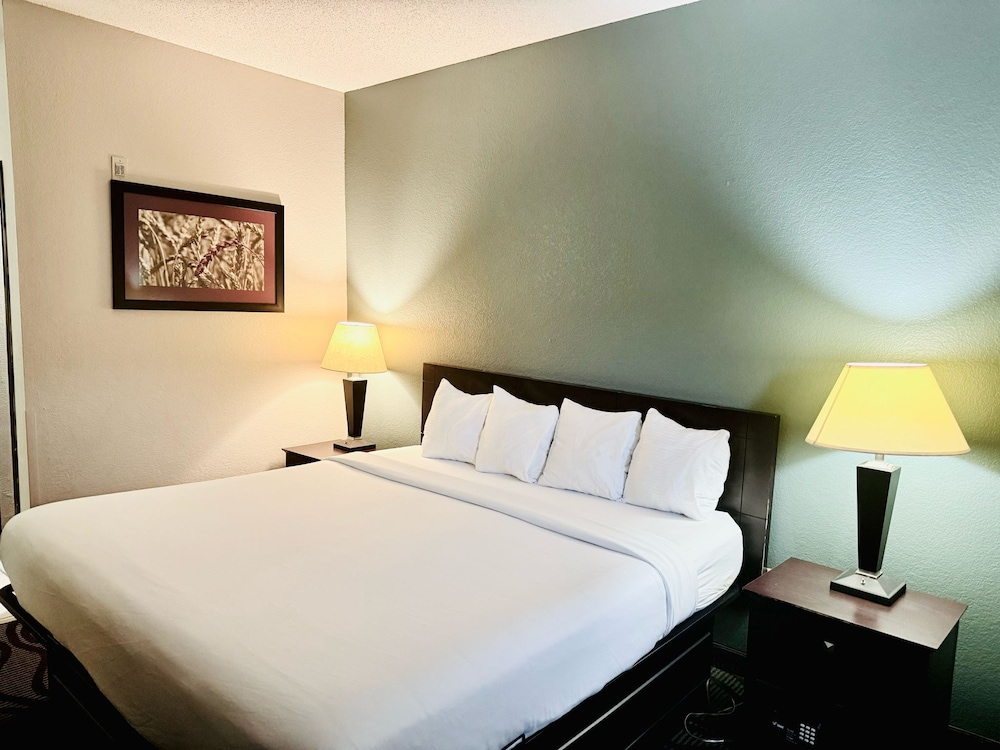 Baymont Inn & Suites by Wyndham Lincoln NE — hotel near Lincoln Airport
