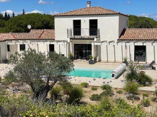 Villa Artos Piscine 300 M2 — 4-Star Luxury Hotel in Carcassonne, France