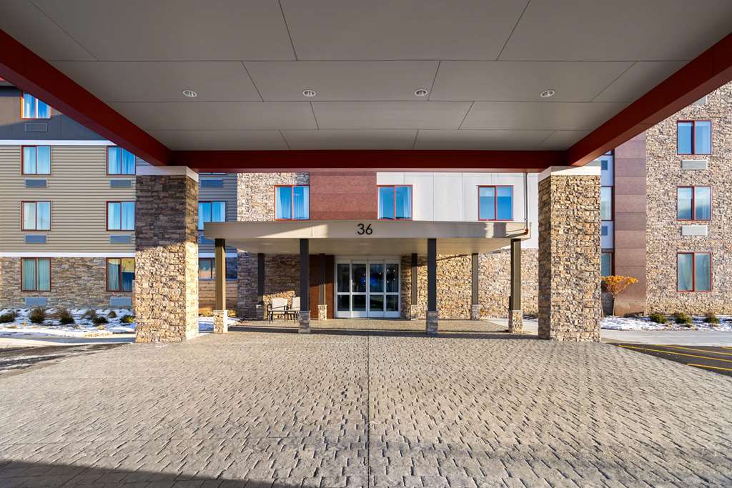 La Quinta Inn & Suites By Wyndham Williston Burlington - carbon neutral hotel in Williston