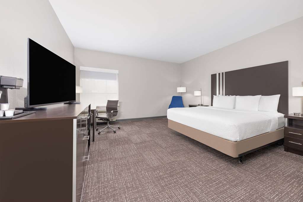 La Quinta Inn & Suites by Wyndham Tyler University Area - photo 23