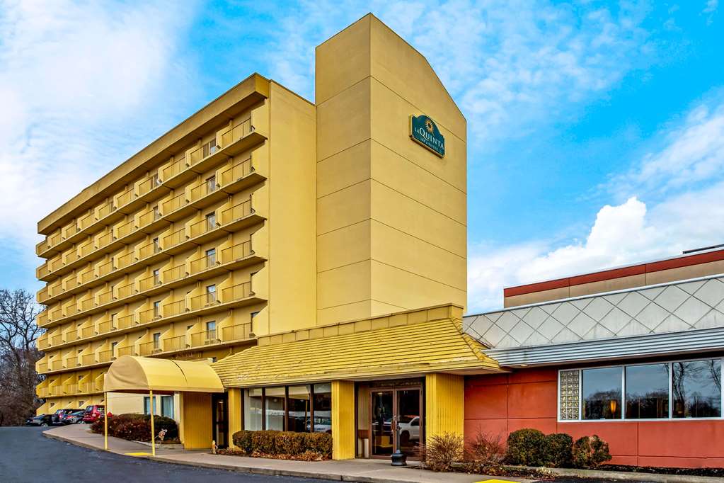 La Quinta Inn & Suites by Wyndham Stamford New York City - featured photo