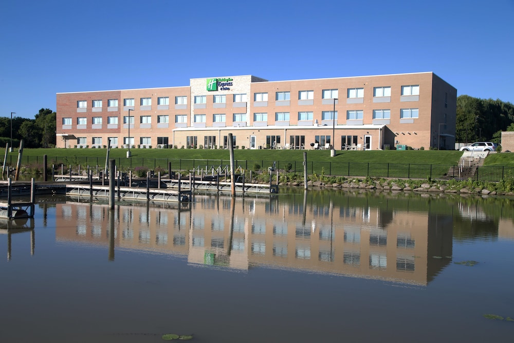 Holiday Inn Express & Suites Port Huron by IHG — hotel in Port Huron
