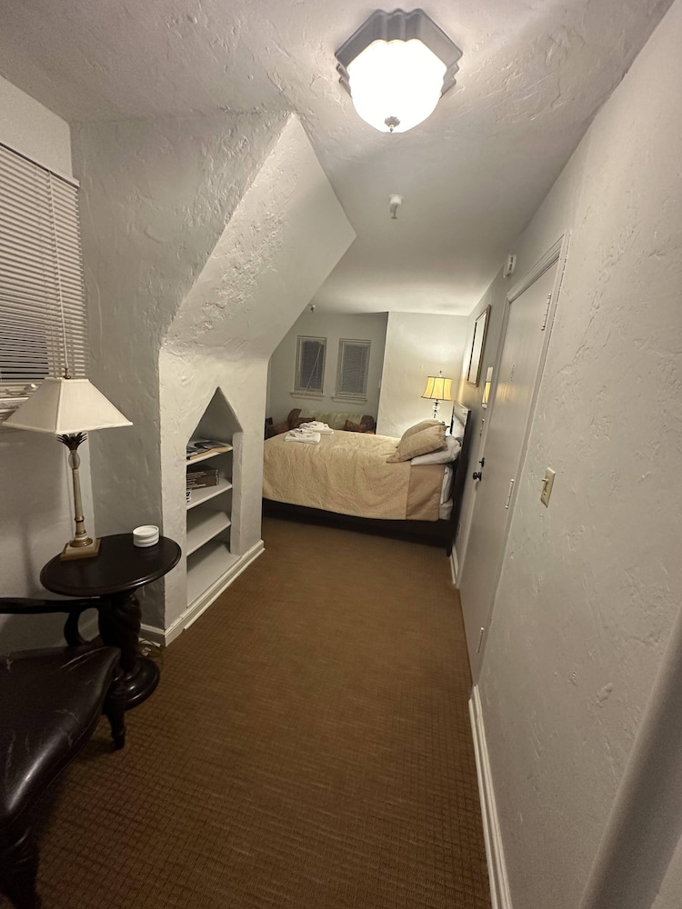 The Oaks B&B Hotel and Spiritual Center - photo 32