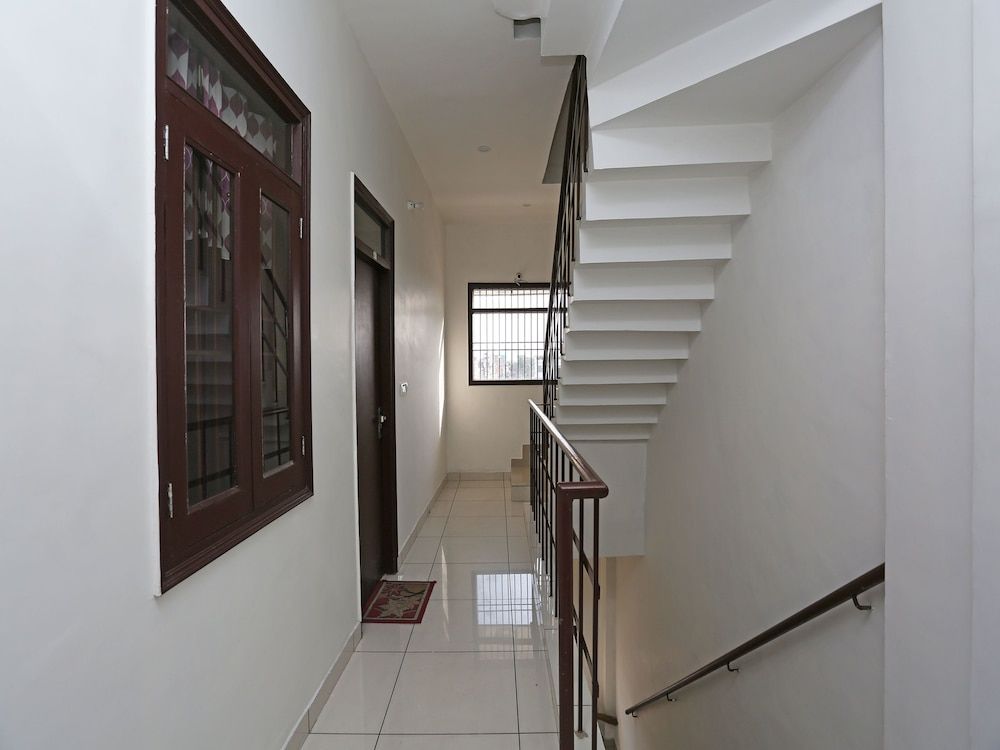Oyo 14971 C D Guest House