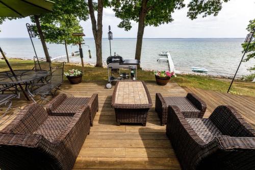 Smokey Hollow’s Secret Hot Tub Beach AC in Traverse City, United States