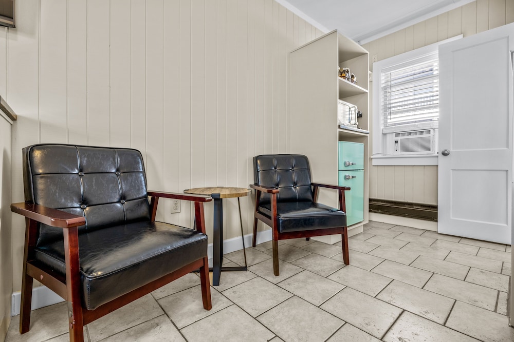 Dolphin Oceanfront Motel - photo 13
