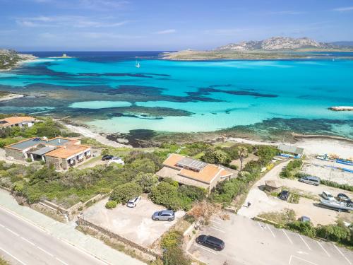 Villa Iole con accesso alla spiaggia Hosty Sardegna — 4-Star Luxury Hotel in Stintino, Italy