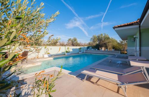 Villa Vimade con Piscina Privata — 4-Star Luxury Hotel in Racale, Italy