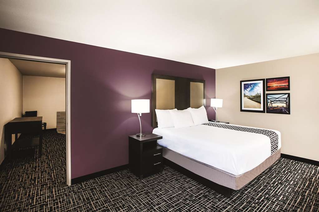 La Quinta Inn & Suites by Wyndham Walker Denham Springs - photo 19