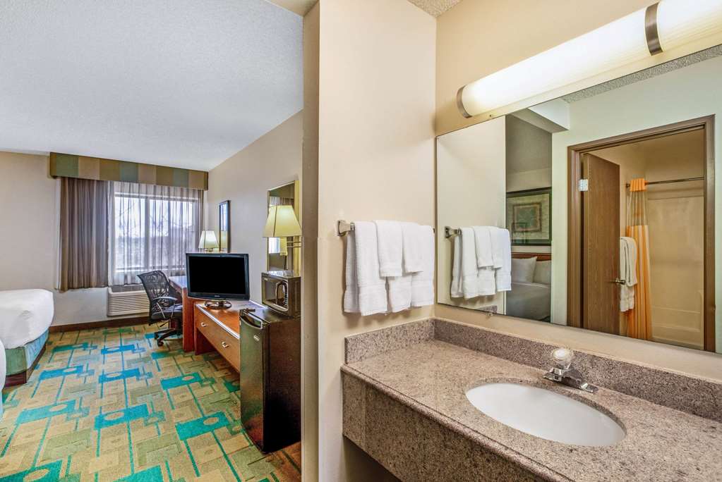 La Quinta Inn & Suites by Wyndham Des Moines West Clive - photo 46