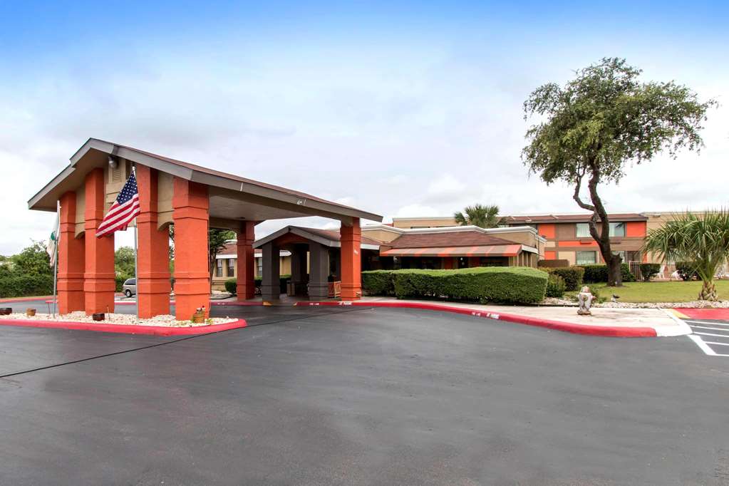 Quality Inn & Suites I 35 near Frost Bank Center - photo 2