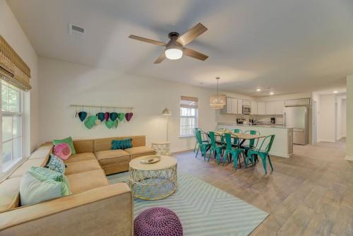 A Sunny Stylish 4Br 3Ba — hotel in West Columbia