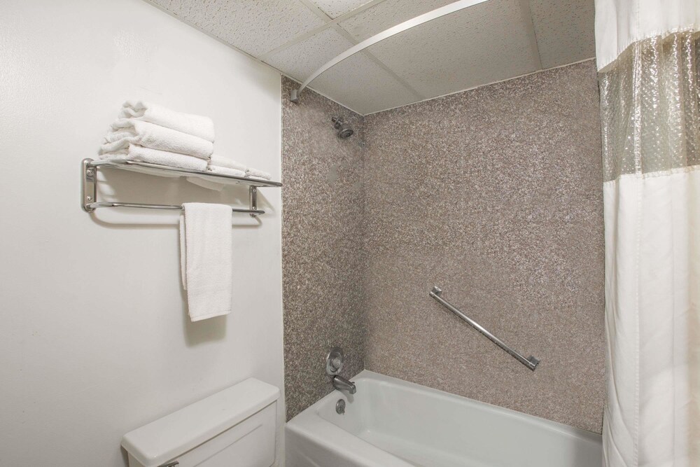 Travelodge By Wyndham Great Bend - photo 14