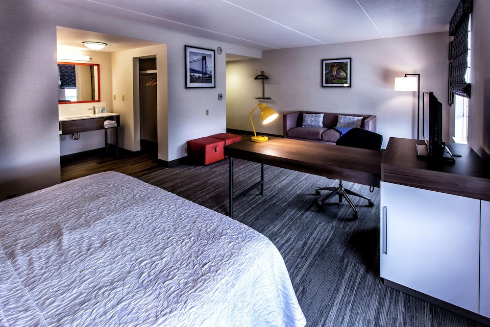 Hampton Inn & Suites Staten Island - photo 21