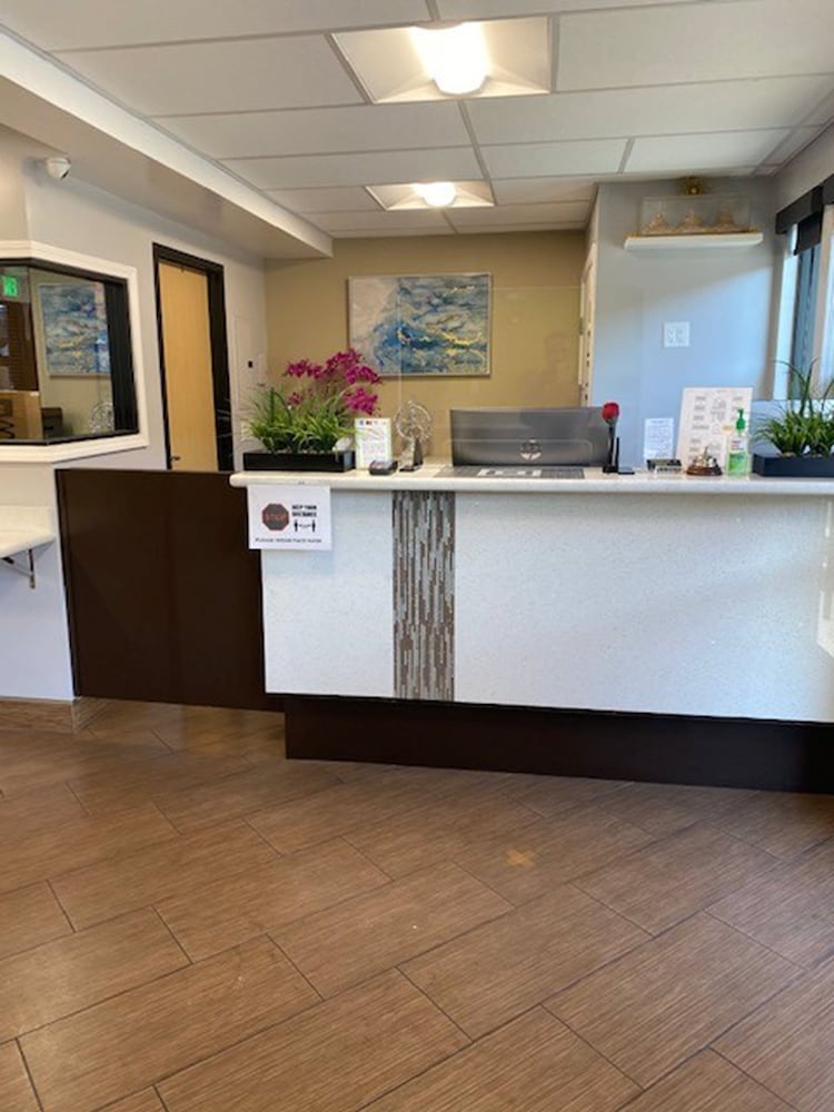 Convention Center Inn and Suites - photo 4