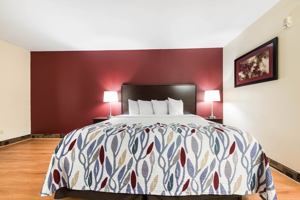 Econo Lodge Inn & Suites - photo 22