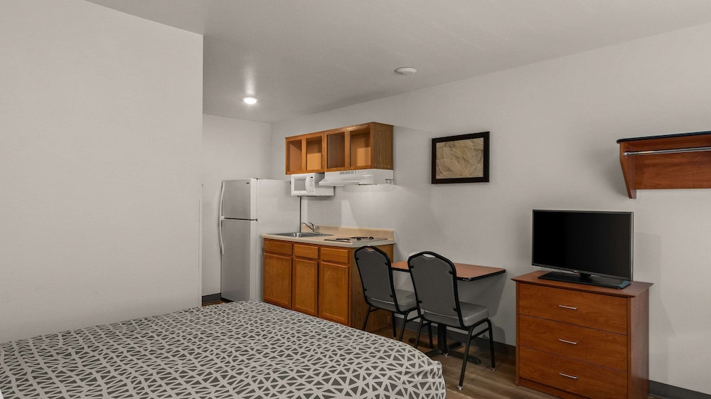 WoodSpring Suites Evansville East - photo 12
