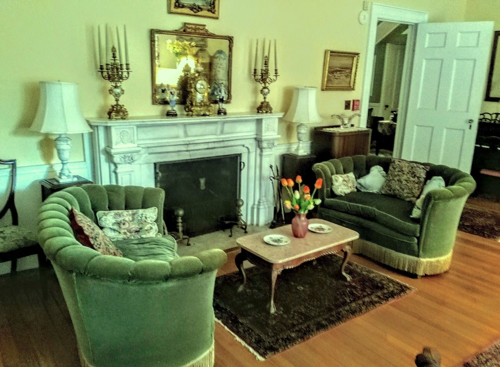 Whistler's Inn Bed & Breakfast - photo 3