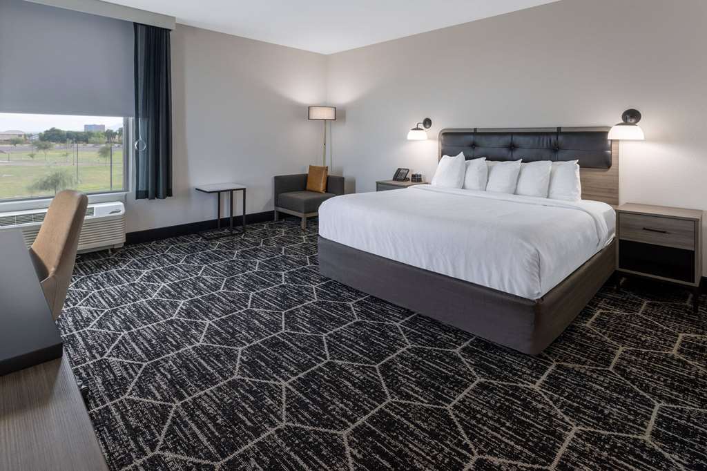 La Quinta Inn & Suites by Wyndham Maricopa Copper Sky - photo 22