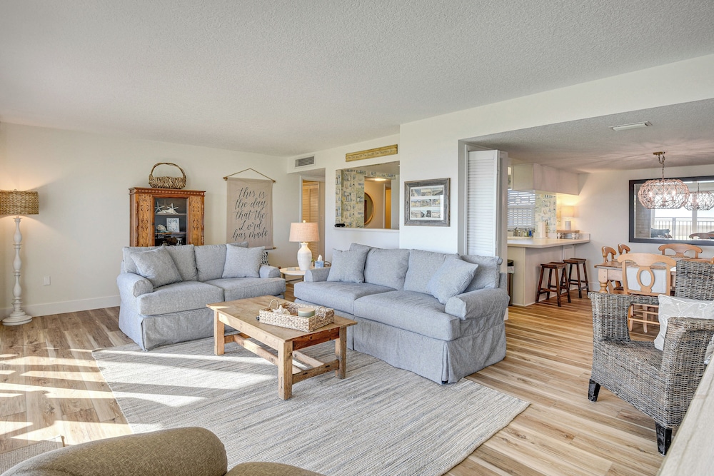 Beachfront Condo with Pool Access in Ponce Inlet — 4-Star Luxury Hotel in Ponce Inlet, United States