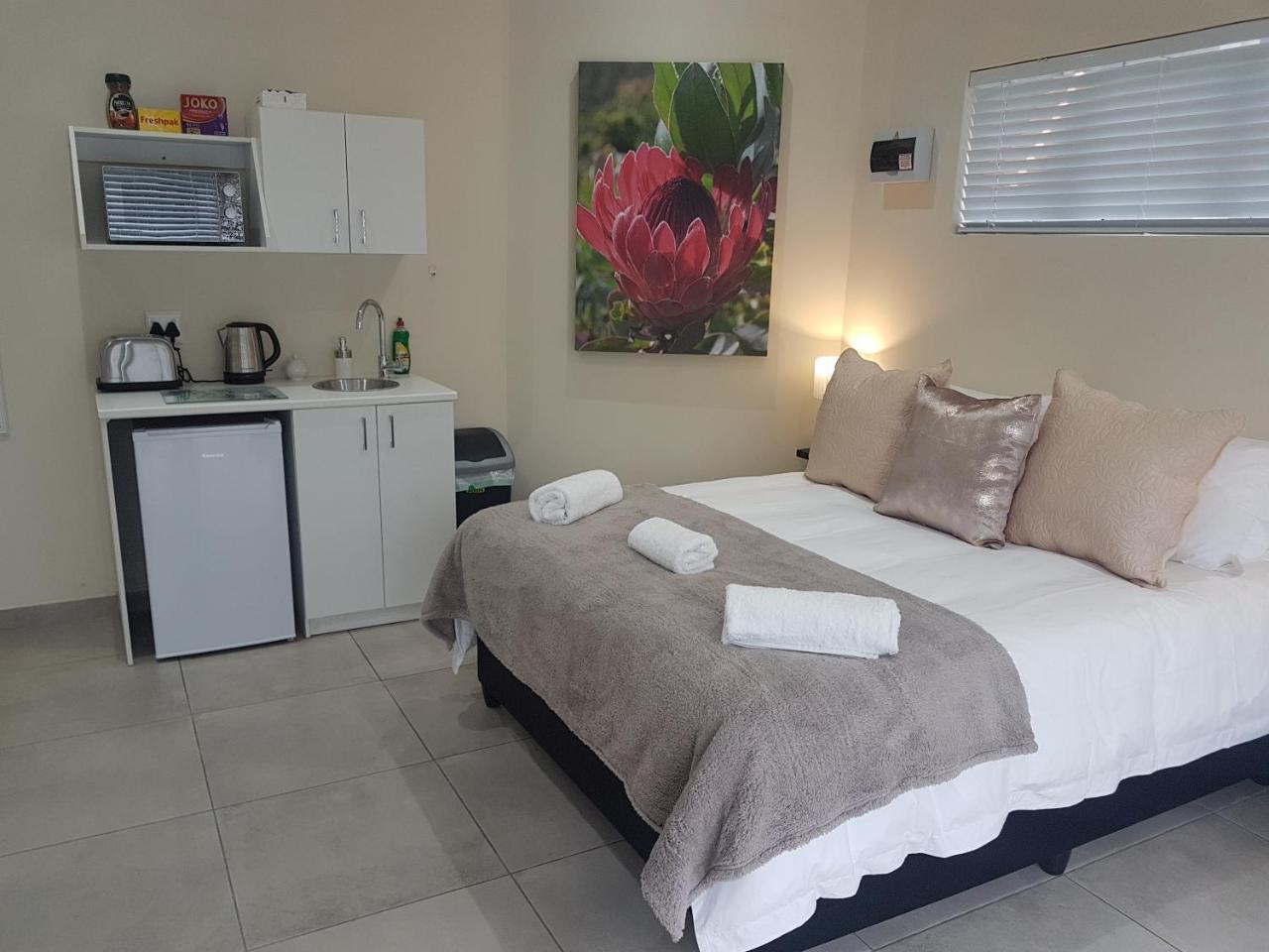 Sharon’s House: Modern Self Catering rooms