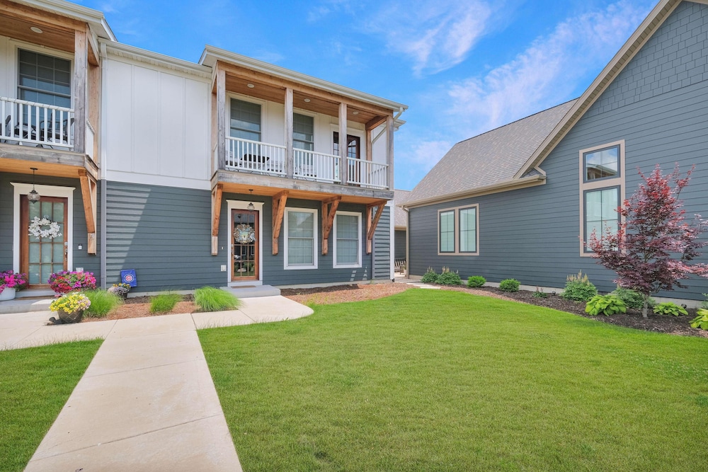 Blue Dog Landing in Ottawa, United States