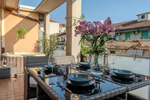 Central Station Duomo 3 Bedrooms With Jacuzzi — 4-Star Luxury Hotel in Milan, Italy