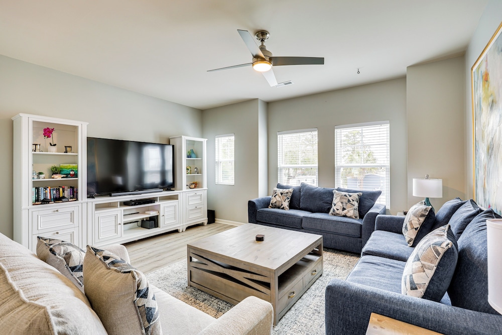 1 Mi to Ocean: Modern Carolina Beach Townhome — 4-Star Luxury Hotel in Carolina Beach, United States