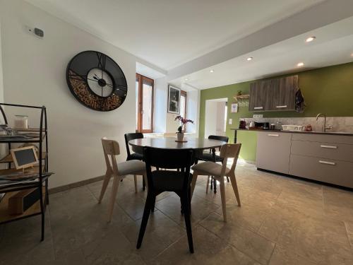Une Parenthese Au Vivier — hotel in Fleurie