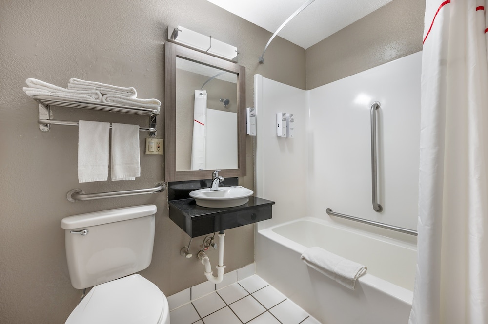 Red Roof Inn Greencastle South Cloverdale - photo 39