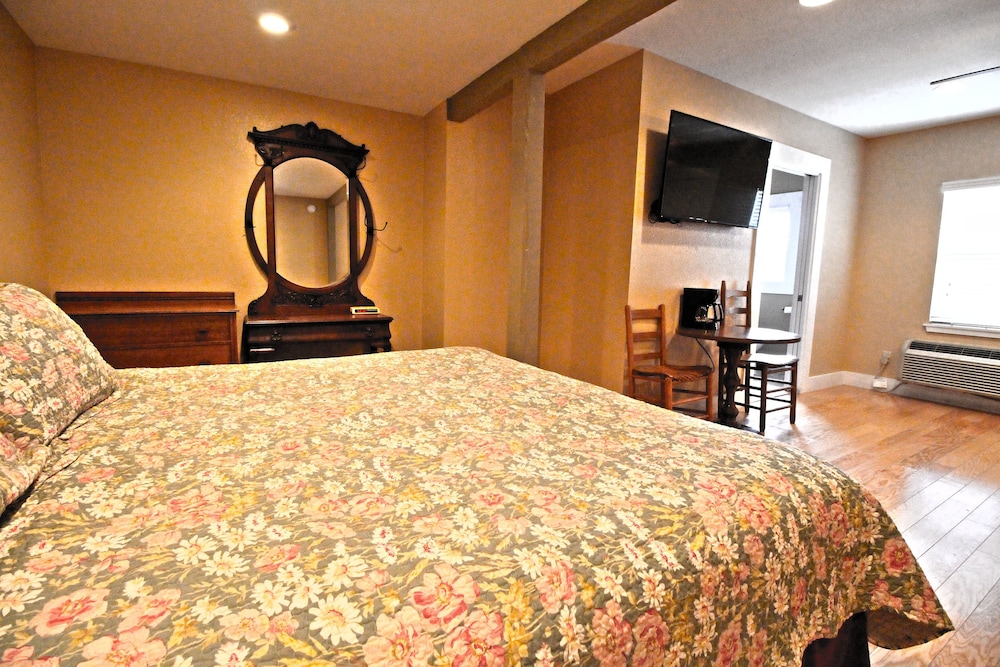 Peach Tree Inn & Suites - photo 15
